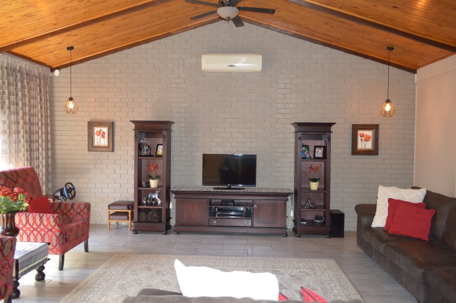 5 Bedroom Property for Sale in Wilkoppies North West